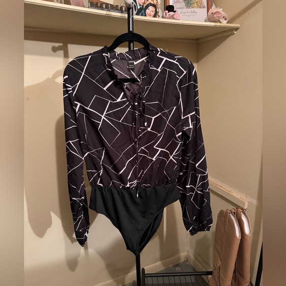 SHEIN Black and White Geometric Snap Closure Bodysuit with Neck Tie Detailing - Picture 2 of 4